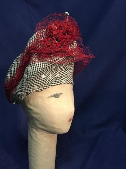 null Chapeau forme turban, vers 1945 attribué à Suzanne
Talbot. Coton pied de poule...