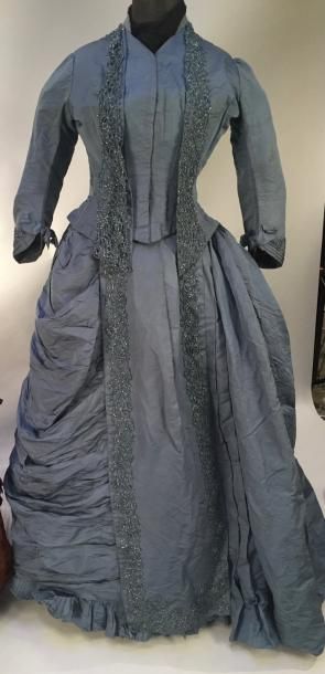 null Somptueuse robe de réception griffée, Lyon, vers 1880. Ottoman de soie bleu...