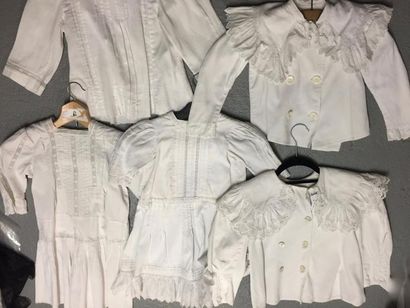 null Bel ensemble de vêtements d'enfant en piqué blanc, vers 1890-1900. Deux robes...