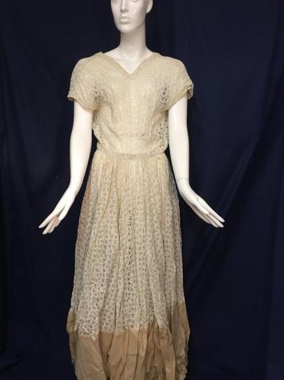 null Anonyme, Robe longue en broderie anglaise, vers 1950. Manches courtes, spirée...