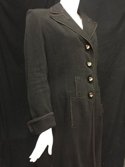 CREED Manteau de jour pour dame, vers 1930.
Coupe droite en drap de laine noir, poches...