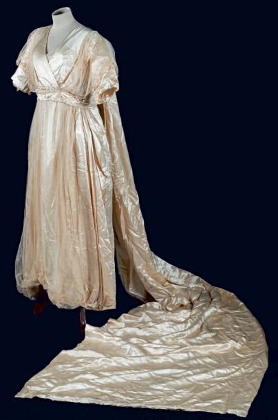 null Robe de mariée, vers 1915-1920. Satin de soie peau d’ange blanc perlé. Corsage...