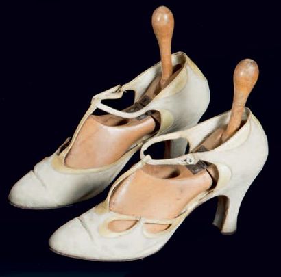 null Deux paires de chaussures Salomés du soir, vers 1925-1930. Ottoman gris perle...