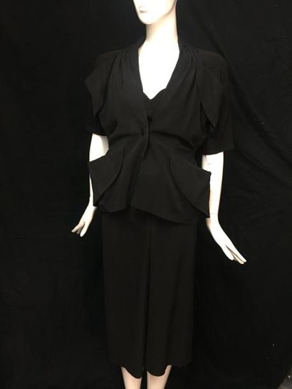 null Ensemble tailleur jupe en ottoman noir, vers 1940- 1948. Jupe droite, veste...
