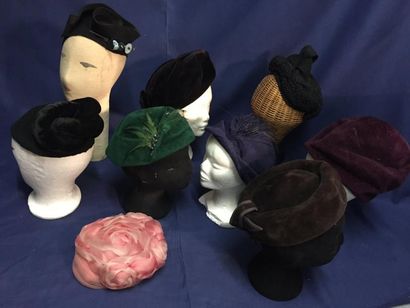 null Lot de neuf chapeaux, bibis, vers 1930. La plupart
en feutre ou laine bouillie,...