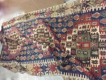 Kilim, Caucase, fin du XIXe siècle ou vers 1900. Laines bleu, rouge, blanc et vert....