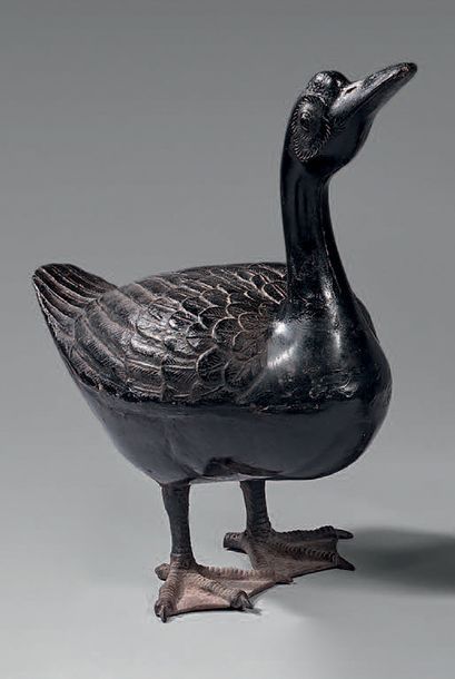 JAPON - Epoque MEIJI (1868 - 1912) Statuette d'oie posée en fer laqué noir, le plumage...