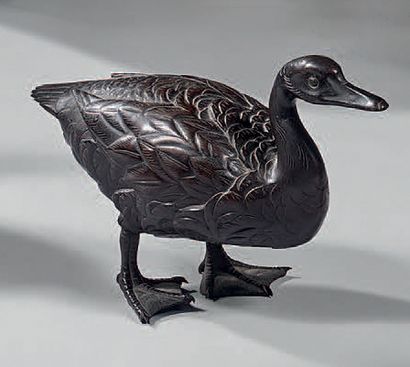 JAPON - Epoque MEIJI (1868 - 1912) Canard posé en bronze à patine brune, le plumage...