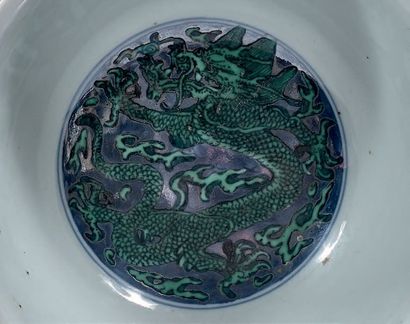 CHINE Bol en porcelaine décorée en bleu sous couverte et émaillé vert à décor de...