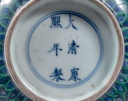 CHINE Bol en porcelaine décorée en bleu sous couverte et émaillé vert à décor de...