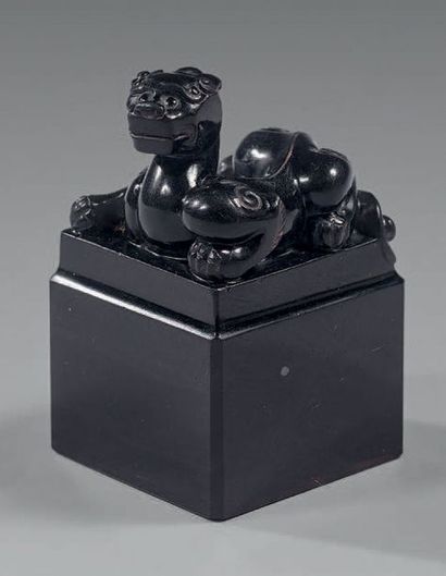 CHINE Sceau en pierre dure noire sculpté d'une chimère kilin assise sur une base...