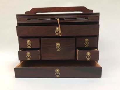 CHINE Cabinet de voyage en bois précieux (huali) de forme rectangulaire à un abattant...