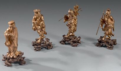 CHINE Ensemble de quatre figurines en bois sculpté et doré, représentant des immortels...