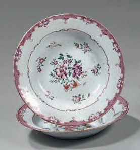 CHINE de COMMANDE Deux assiettes à potage en porcelaine décorées en émaux de la famille...