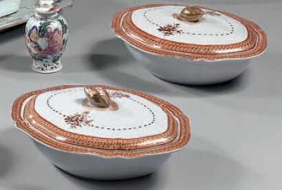 CHINE de COMMANDE Paire de légumiers ovales couverts en porcelaine à bordure contournée,...