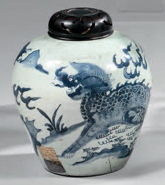CHINE Potiche ovoïde à gingembre en porcelaine, décorée en bleu sous couverte d'un...