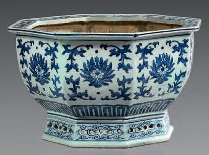 CHINE Jardinière octogonale en porcelaine sur piédouche ajouré, décorée de fleurs...