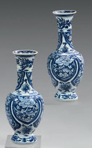 CHINE Paire de vases de forme balustre à long col étroit en porcelaine, décorés en...
