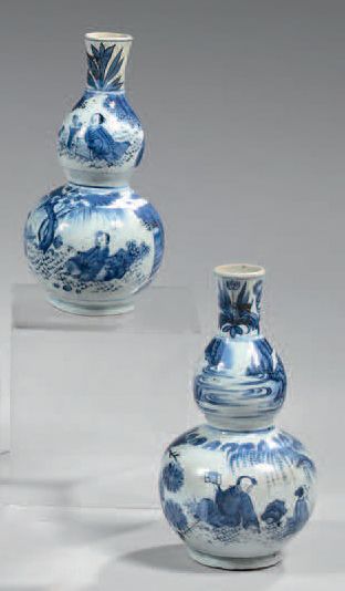 CHINE Paire de petits vases de forme calebasse en porcelaine, décorés en bleu sous...