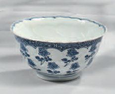 CHINE Bol circulaire en porcelaine à côtes torsadées, décor en bleu sous couverte...