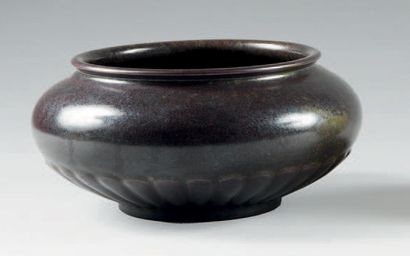 CHINE Vase circulaire en porcelaine à panse aplati godronné à la base à fond monochrome...