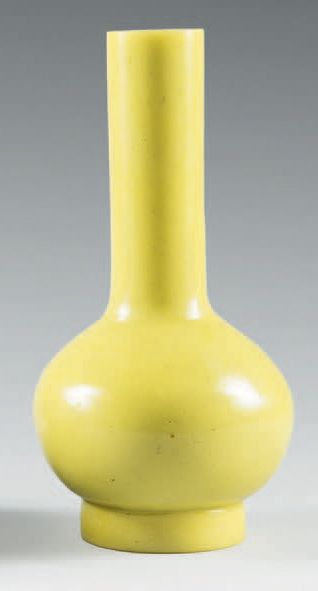 CHINE Vase à long col étroit à l'imitation du verre de Pékin à fond monochrome jaune....