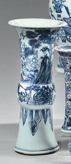 CHINE Vase de forme yenyen en porcelaine décoré en bleu sous couverte de volatiles...