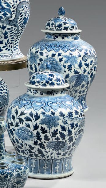 CHINE Paire de potiches couvertes en porcelaine de forme balustre, décorées en bleu...