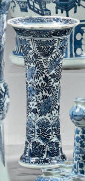 CHINE Vase cornet en porcelaine, décor en bleu sous couverte de chrysanthèmes traitées...