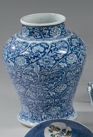 CHINE Potiche en porcelaine de forme balustre, décorée en bleu sous couverte de fleurs...