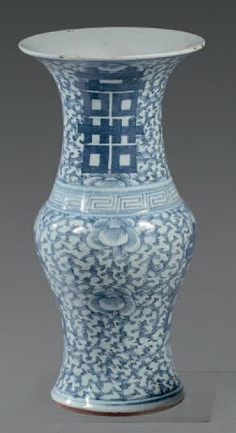 CHINE Vase yenyen en porcelaine, décoré en bleu sous couverte de fleurs de lotus...