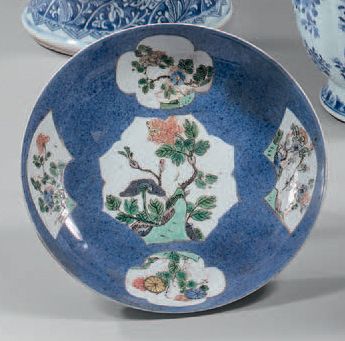 CHINE Coupe circulaire en porcelaine à fond bleu poudré décoré en émaux de la famille...