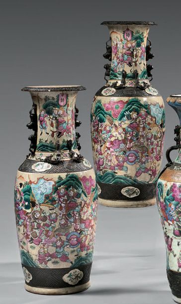 CHINE - Nankin Paire de grands vases en porcelaine de forme balustre, les anses figurant...