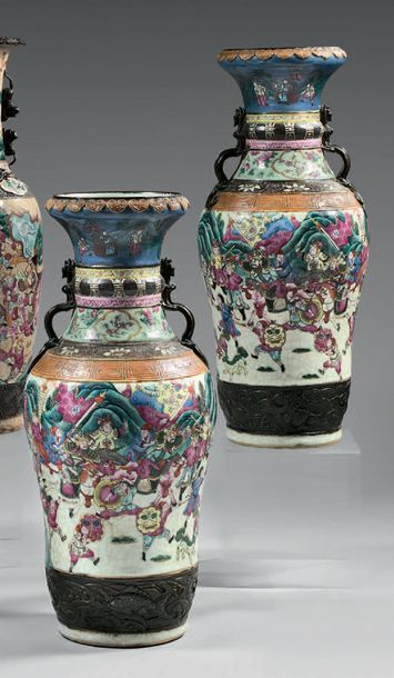 CHINE - Nankin Paire de vases en porcelaine de forme balustre, les anses figurant...