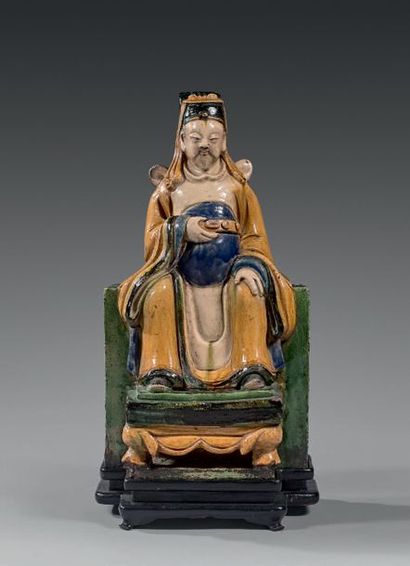 CHINE Importante figurine en terre à glaçure vernissée ocre, bleu et verte, représentant...