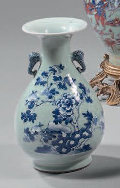CHINE Vase de forme balustre en porcelaine à deux anses figurant des têtes d'éléphants...