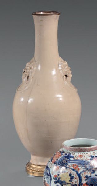 CHINE Grand vase en grès de forme balustre à couverte céladon craquelé de couleur...
