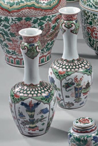 CHINE Paire de vases bouteille en porcelaine à long col étroit, décorés en émaux...