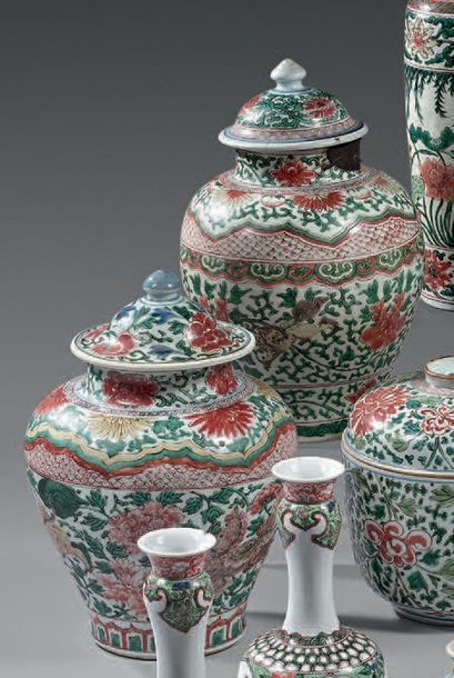 CHINE Deux potiches couvertes en porcelaine de forme balustre décorées en émaux Wucaï...
