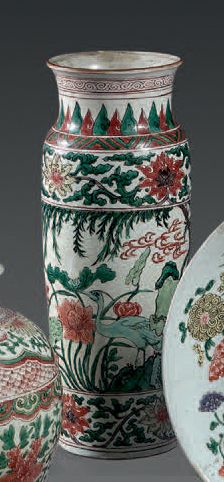 CHINE Vase cylindrique à col rétréci en porcelaine décoré en émaux Wucaï d'un héron...