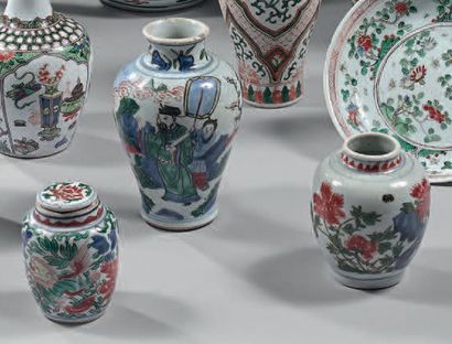 CHINE Trois petits vases en porcelaine dont un couvert, décorés en émaux Wucaï, de...