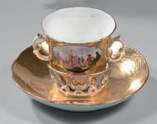 BERLIN Tasse trembleuse et sa soucoupe à fond doré et motifs de chinoiseries dans...