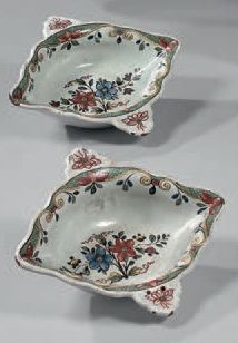 SINCENY Paire de saucières de forme oblongue à deux anses plates à décor floral polychrome
XVIIIème...