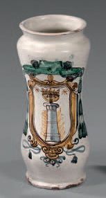 Espagne Albarello cylindrique en faïence, décoré en polychromie, d'une tour surmontée...