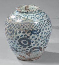 IRAN Vase de forme légèrement ovoïde, en céramique à couverte siliceuse peint en...