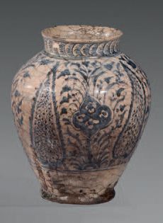 IRAN Vase de forme balustre en céramique à couverte siliceuse peint en bleu de cobalt...