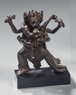 TIBET Statuette de Yamantaka à quatre têtes, quatre bras et quatre jambes en bronze...
