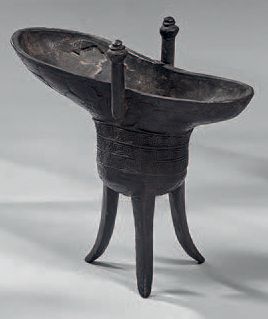 CHINE Vase à vin de forme «jue» en bronze à patine brune, le corps orné de trois...