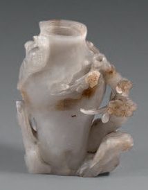 CHINE Petit vase en néphrite céladon à décor sculpté en relief et détaché d'un couple...