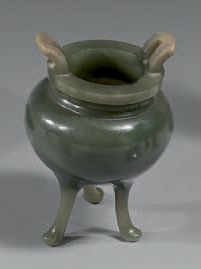 CHINE - Début XXème siècle Paire de vases et brûle-parfum en néphrite verte, deux...